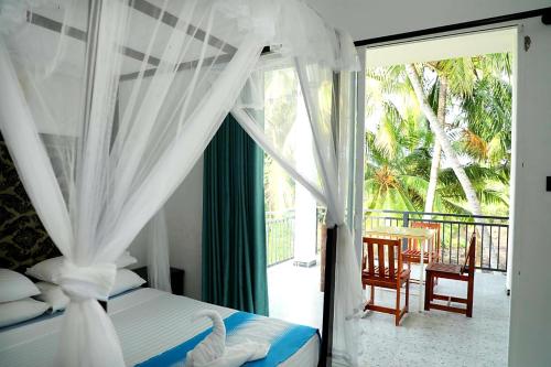 高爾的住宿－Ranil Villa，一间卧室设有一张床和一个滑动玻璃门