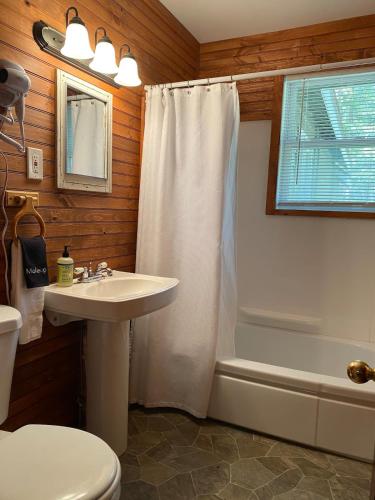 Bilik mandi di Trekker, Treehouses cabins and lodge rooms