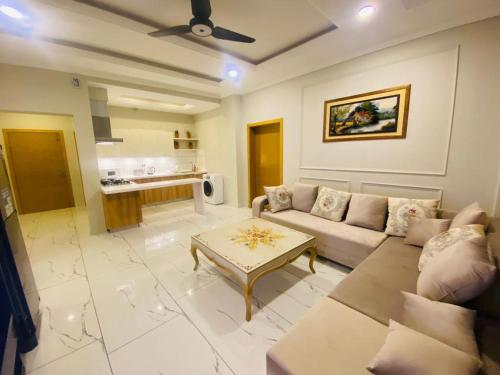 Holidazzle Serviced Apartments Bahria Town tesisinde bir oturma alanı