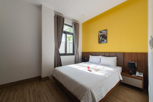 Postel nebo postele na pokoji v ubytování West Lake Hotel - Near Bai Dai Beach