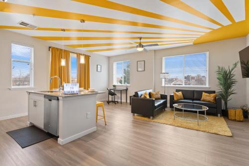 Un lugar para sentarse en Modern Home 2BR 2BA Free Off-Street Parking & Wifi