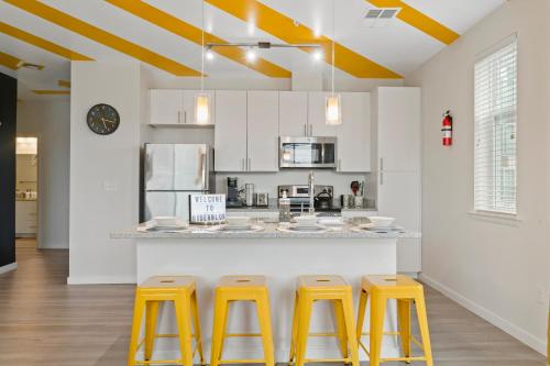 Una cocina o cocineta en Modern Home 2BR 2BA Free Off-Street Parking & Wifi