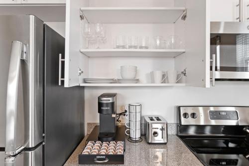 Una cocina o cocineta en Modern Home 2BR 2BA Free Off-Street Parking & Wifi