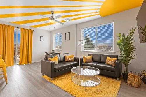 Un lugar para sentarse en Modern Home 2BR 2BA Free Off-Street Parking & Wifi