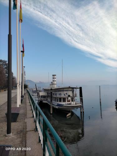 a boat docked at a dock next to a pier at Appartamento La Ninfea in Arona