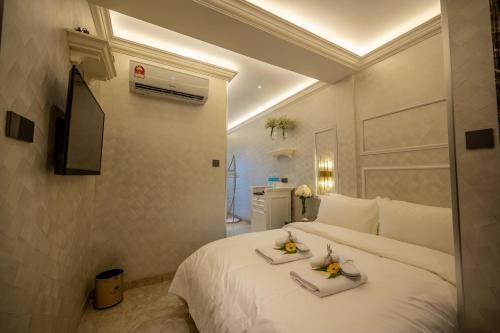 Säng eller sängar i ett rum på A Residence @ Between Hilton & Cititel Hotel