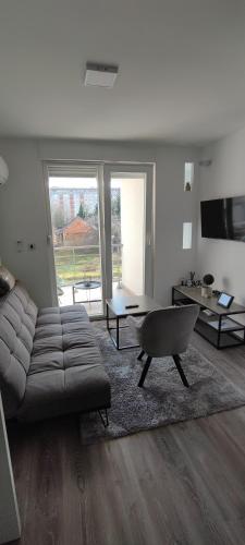 salon z kanapą i stołem w obiekcie Perfect Place 32 w mieście Varaždin