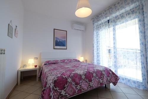 En eller flere senge i et værelse på Green Bay A18 - Pineto Vacanza