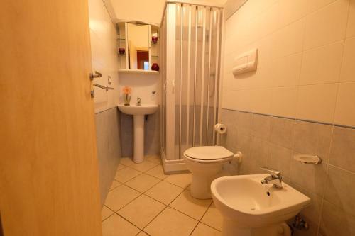 Et badeværelse på Green Bay A18 - Pineto Vacanza