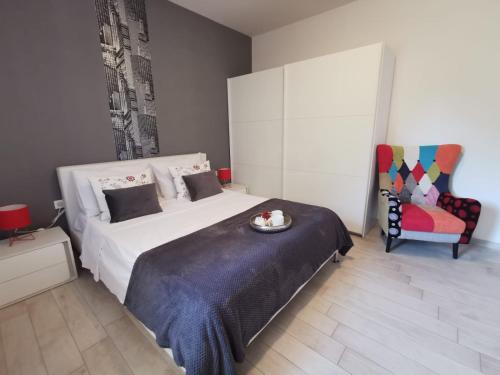 ein Schlafzimmer mit einem Bett mit einem Teller Essen drauf in der Unterkunft Apartment Soldo in Zadar