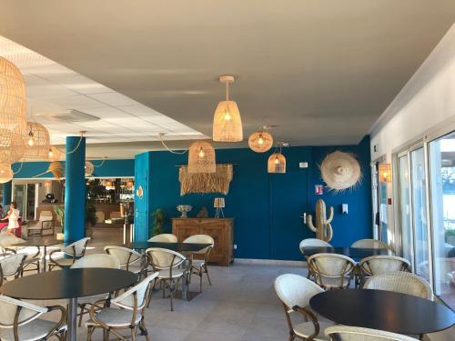 サン・シル・シュル・メールにあるオ　タピ　ドゥ　サーブルの青い壁のレストラン