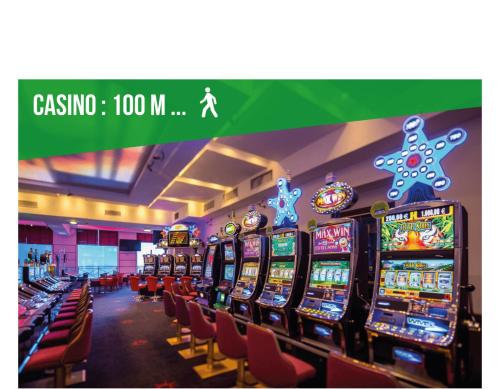 un casino avec de nombreuses machines à sous dans l'établissement Dinard, Homard and Fox, Hypercentre et très tendance..., à Dinard
