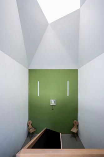 a green room with two teddy bears on the wall at Residence Königswarte Strata Sexten in Sesto