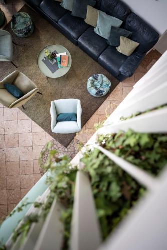 an overhead view of a living room with a couch at Residence Königswarte Strata Sexten in Sesto