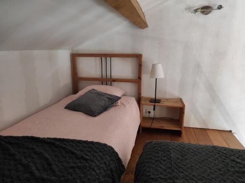Un pat sau paturi într-o cameră la Gites de Nicou - Le Fournil