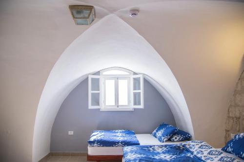 um quarto com uma cama e uma janela em Alexandra House em Nazaré