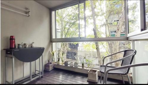 Habitación con ventana con silla y lavamanos en Excelente Departamento en Palermo en Buenos Aires