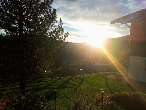 a view of the sun setting over a field at Heissgut in Altenmarkt im Pongau