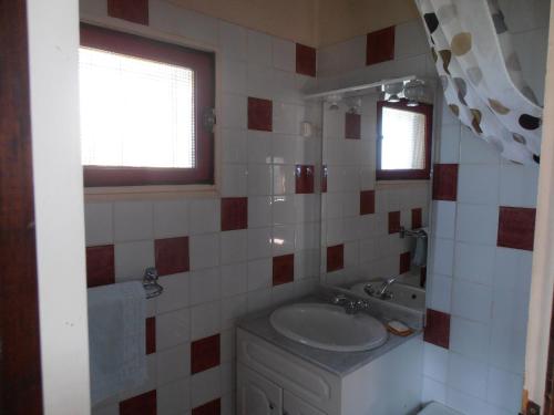 un baño con lavabo y espejo en Chalet avec vue panoramique sur le Plomb du Cantal, en Saint-Jacques-des-Blats