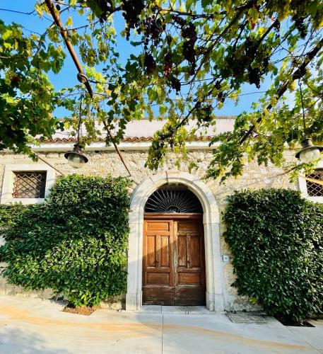 PertosaにあるPalazzo Sabiniの2本の茂みのある建物の木製のドア