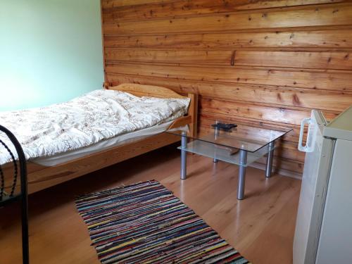 niewielka sypialnia z łóżkiem i stołem w obiekcie DUET-ówka w mieście Dwernik