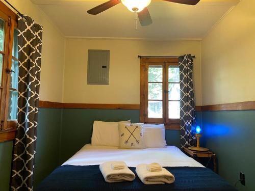 Katil atau katil-katil dalam bilik di Trekker, Treehouses cabins and lodge rooms