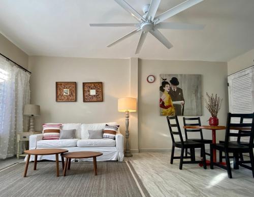 - un salon avec un canapé blanc et un ventilateur de plafond dans l'établissement Isla Verde by the Beach, à San Juan