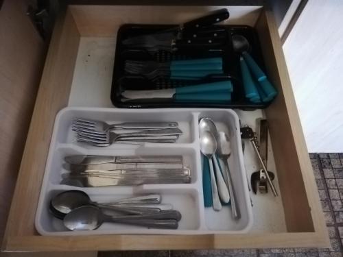 eine Schublade voller Utensilien in einer Kiste in der Unterkunft Cabanas Del Mar 45 in Kingsborough