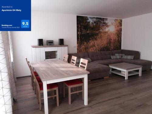ein Wohnzimmer mit einem Tisch und einem Sofa in der Unterkunft Apartmán G4 Maty in Frymburk