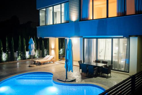 Luxury Scandinavianの敷地内または近くにあるプール