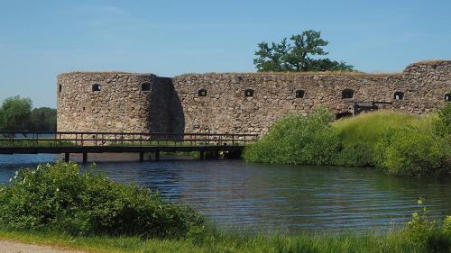 a bridge over a river in front of a castle at Attefallshus säng 160 bäddsoffa 160 in Växjö