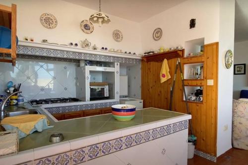 una cocina con una encimera con un tazón. en Espectacular casa en la playa con piscina privada en Almuñécar