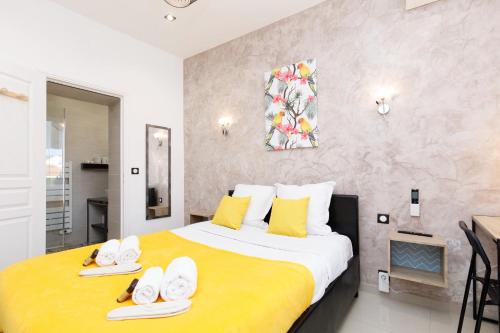 - une chambre dotée d'un grand lit avec des chaussures blanches dans l'établissement Little Garden YourHostHelper, à Cannes