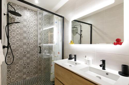 une salle de bain avec un lavabo et une douche dans l'établissement Little Garden YourHostHelper, à Cannes