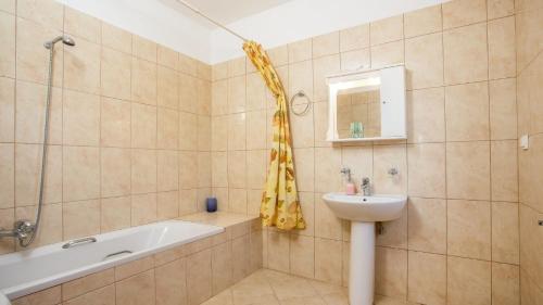 een badkamer met een bad, een wastafel en een douche bij Villa Selene in Archangelos