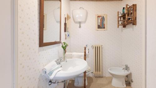 A bathroom at Casale Scola Cetona
