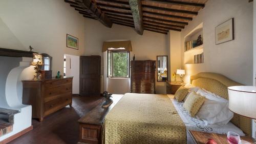 A bed or beds in a room at Casale Scola Cetona