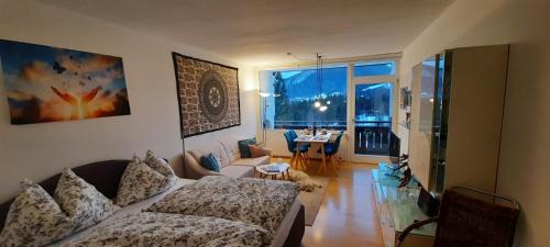 uma sala de estar com um sofá e uma mesa em Lebensfreude Appartement em Bad Goisern