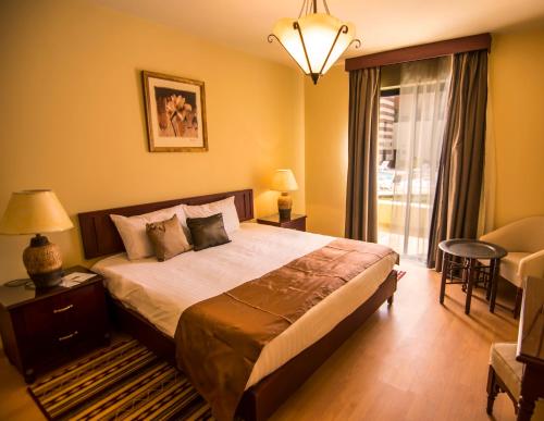 Säng eller sängar i ett rum på Port Ghalib Marina Residence Suites