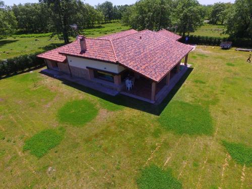 an overhead view of a house with a red roof at El Llano in Candeleda