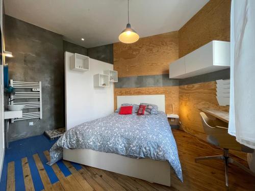 une chambre avec un lit et un bureau dans l'établissement Residence St Jacques, à Clermont-Ferrand