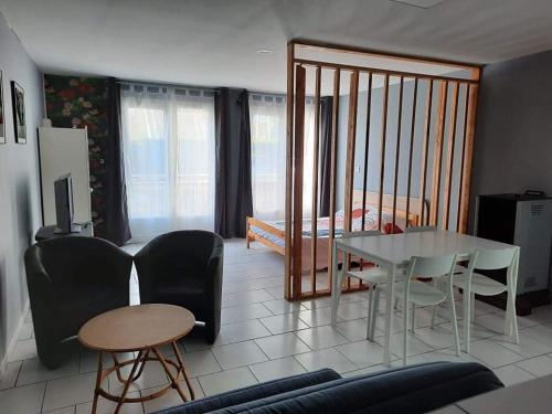 a living room with a table and chairs and a bedroom at Entre Zoo et Châteaux de la Loire in Contres