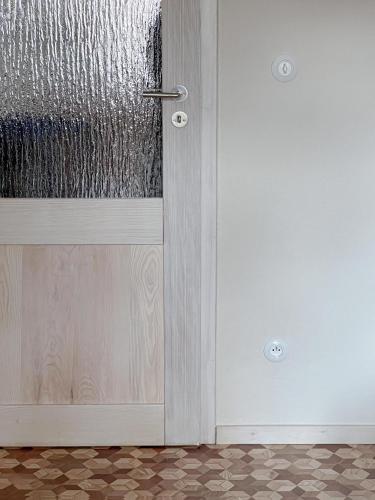 a door with a glass door with a window at Apartament Antresola Stary Rynek in Zielona Góra