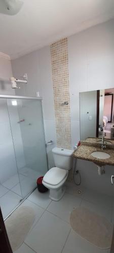a bathroom with a toilet and a shower and a sink at Duplex a 10min PP, com Ar, Internet, Estacionamento - Casa236 in Campina Grande