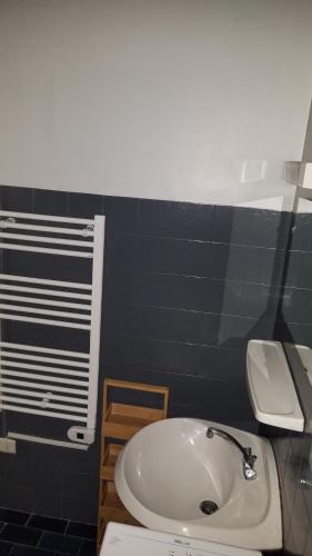een badkamer met een witte wastafel en een toilet bij Appartement cure ou vacances avec WIFI et parking et à 100m des thermes in Amélie-les-Bains-Palalda