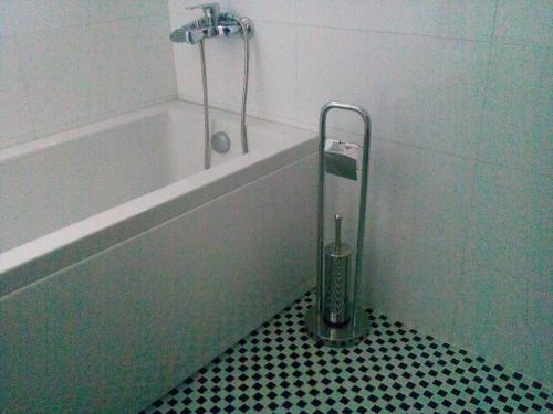 a bathroom with a bath tub with a vacuum at Pensiunea Clasic in Curtea de Argeş
