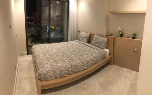 a bedroom with a bed in a room with a window at Appartement luxueux centre Casablanca Parking privé Netflix in Casablanca
