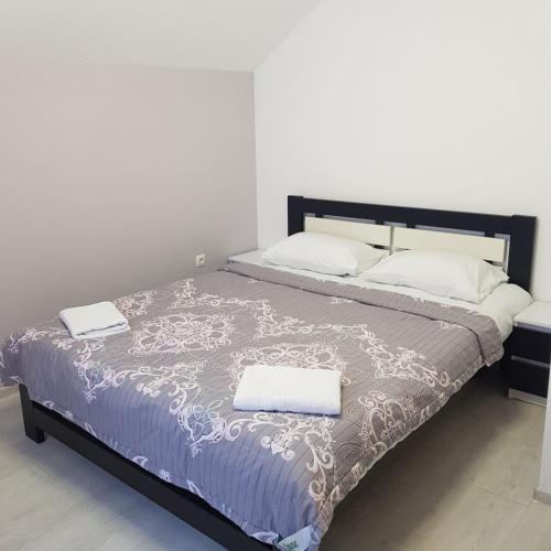 Una cama con dos almohadas encima en una habitación. en Andrhouse, en Verkhovyna