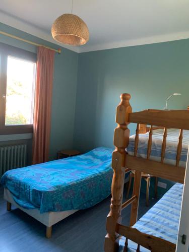 une chambre avec un lit superposé et une échelle dans l'établissement La pauseto, à La Seyne-sur-Mer