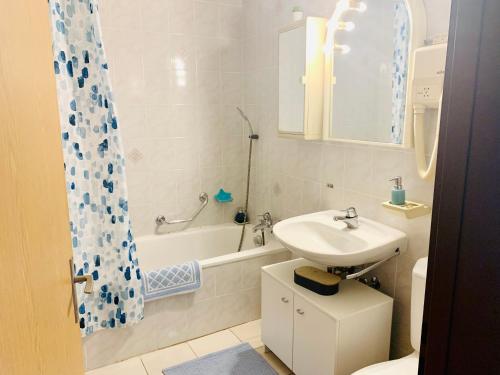 La salle de bains est pourvue d'un lavabo, de toilettes et d'une baignoire. dans l'établissement Casa Rosa, à Rovio